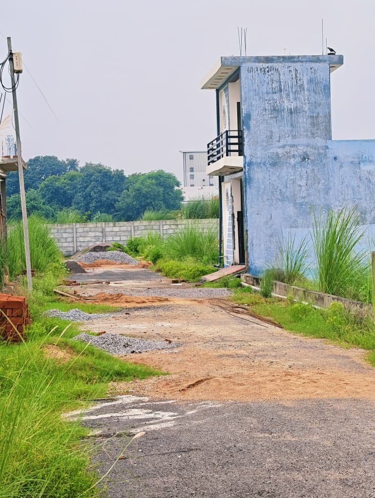 Clear plot boundary pillars at Dauwa Green City